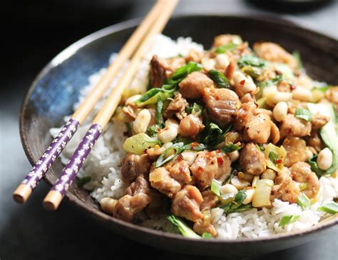  Chongzuo의 돼지고기와 볶음밥을 조합한 매콤한 퓨전 음식, 궁 Bao Rice 는 정말 신선할까요?